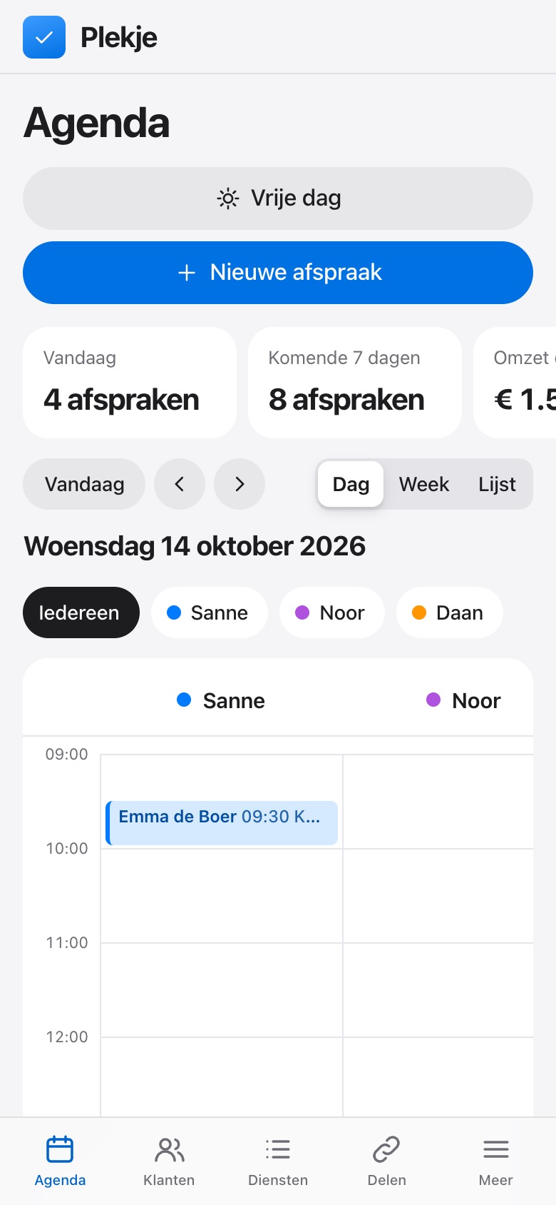 Dezelfde agenda op de telefoon: de dag van woensdag met een kolom per medewerker.