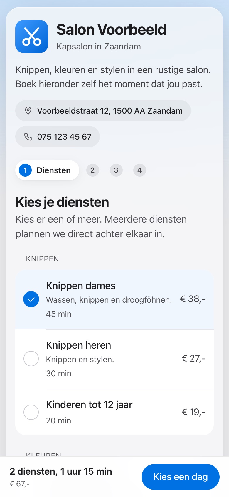 Stap 1 op de boekingspagina: de klant kiest een of meer diensten, met duur en prijs.